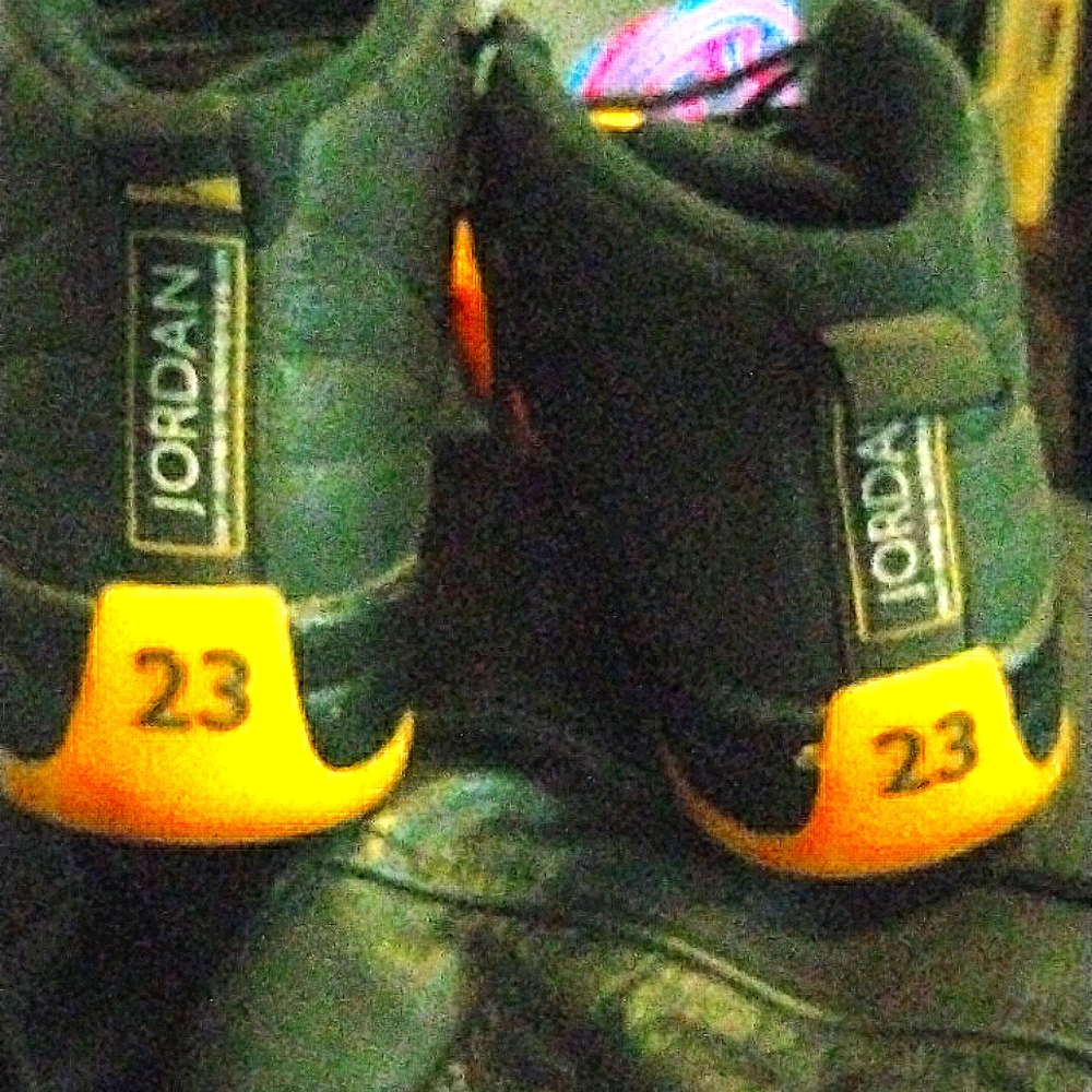 Jordans Retros Black & Gold